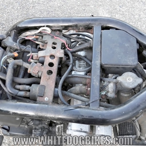 Yamaha Fazer 600 spark plug coil location under the tank