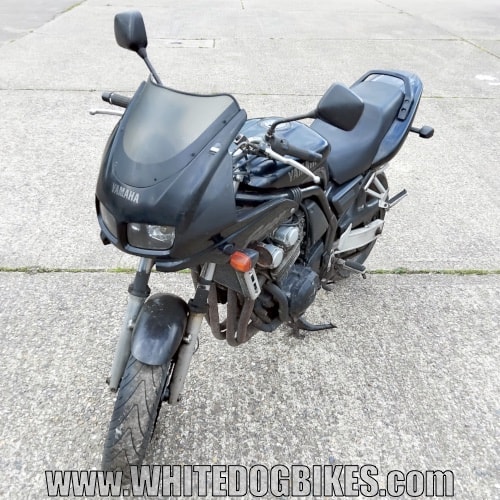 Yamaha FZS600 Fazer front/left side view