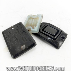 OEM Yamaha FZS600 Fazer used brake master cylinder lid with plastic and rubber inserts