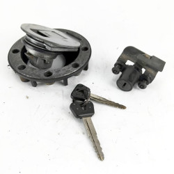 Genuine Yamaha FZS600 Fazer fuel filler cap, seat lock and keys removed from the bike