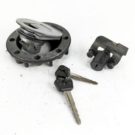 Genuine Yamaha FZS600 Fazer fuel filler cap, seat lock and keys removed from the bike
