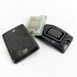 OEM Yamaha FZS600 Fazer used brake master cylinder lid with plastic and rubber inserts