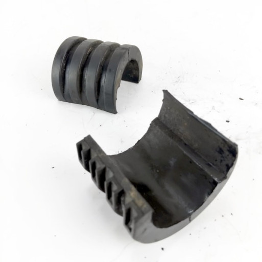 OEM Yamaha FZS600 Fazer used fuel tank rubber mounts in black